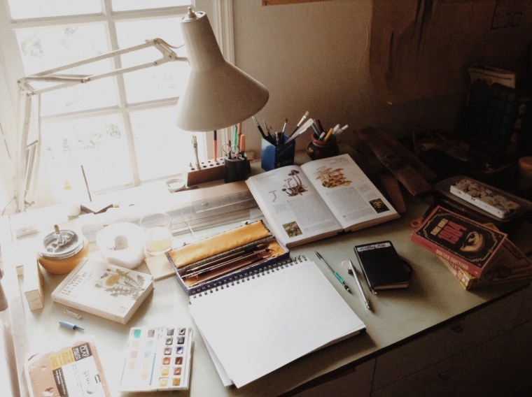 Эстетичный стол для учёбы