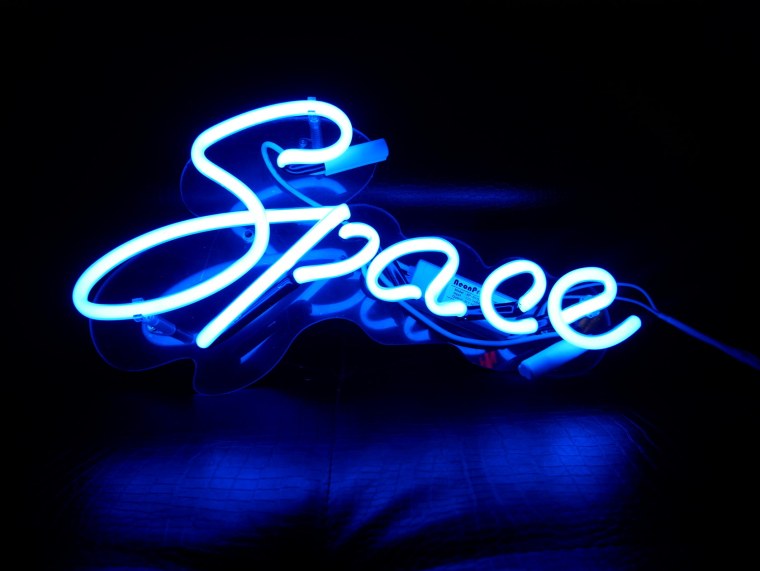 Арты в неоновом стиле