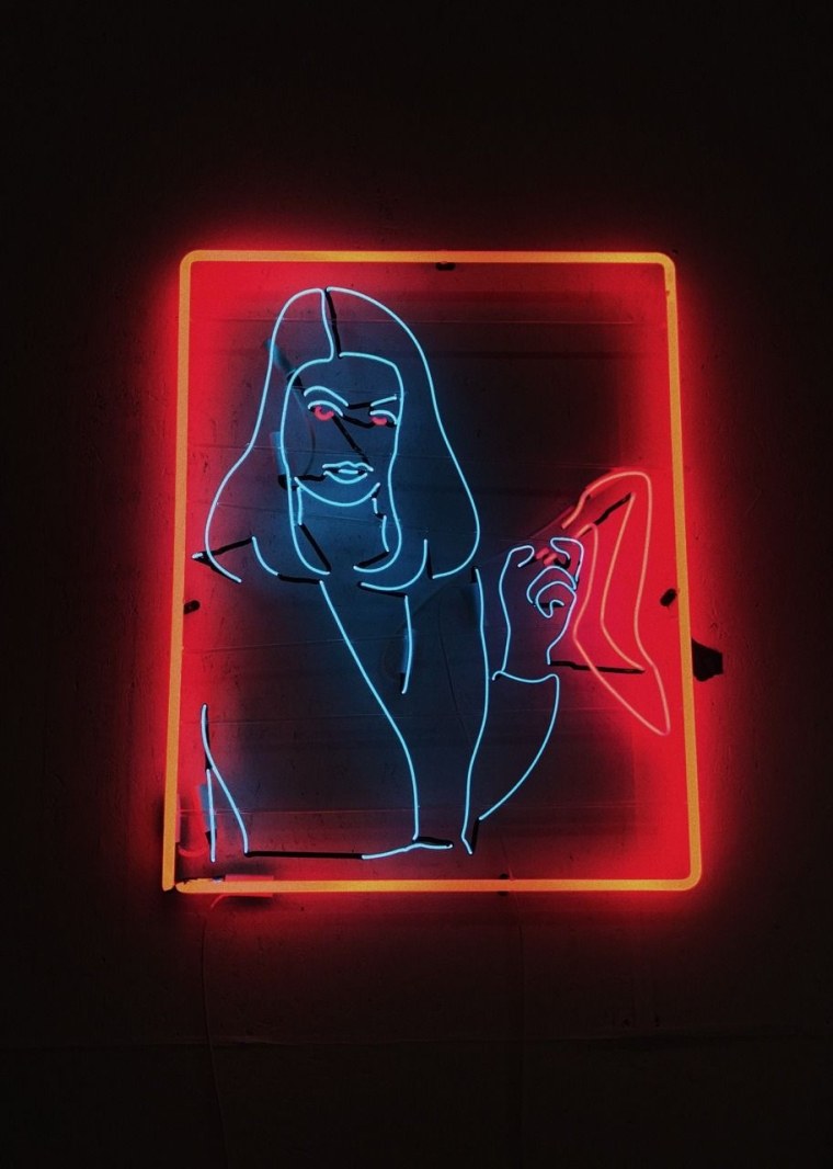 Неоновые контуры на черном фоне