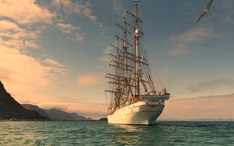 Парусник в море