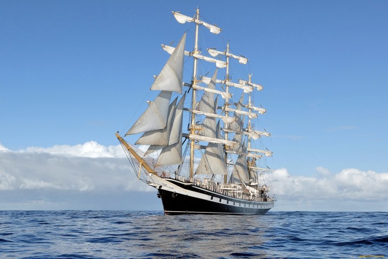 Большой красивый корабль