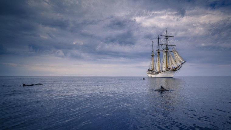 Парусник в море