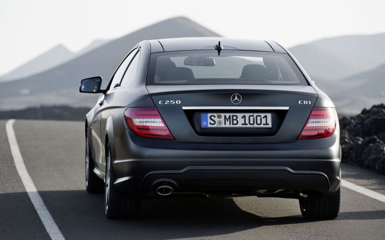 Mercedes Benz c class w204 вид сзади