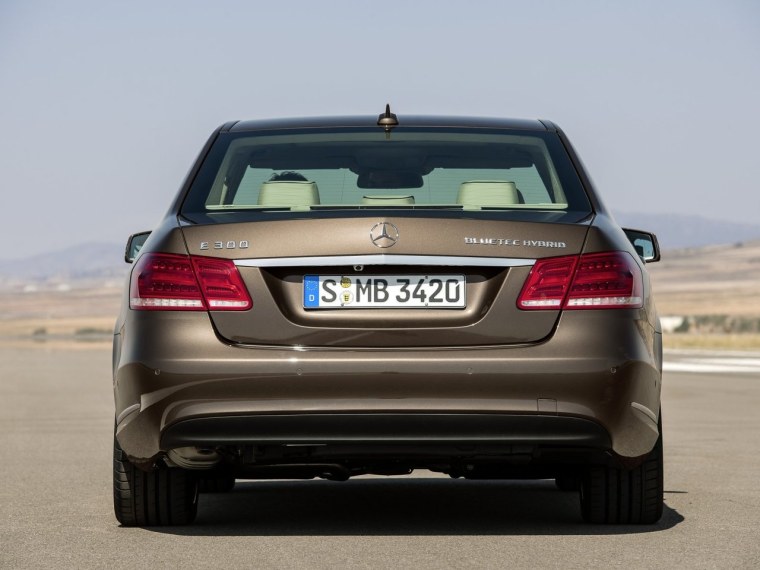 Мерседес Бенц c63 зад