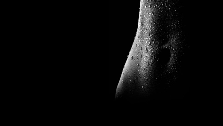 Тело девушки на темном фоне