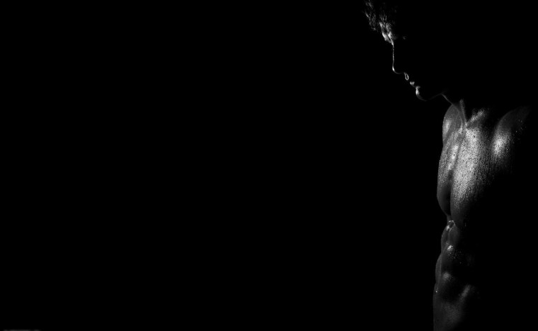 Мужское тело на темном фоне