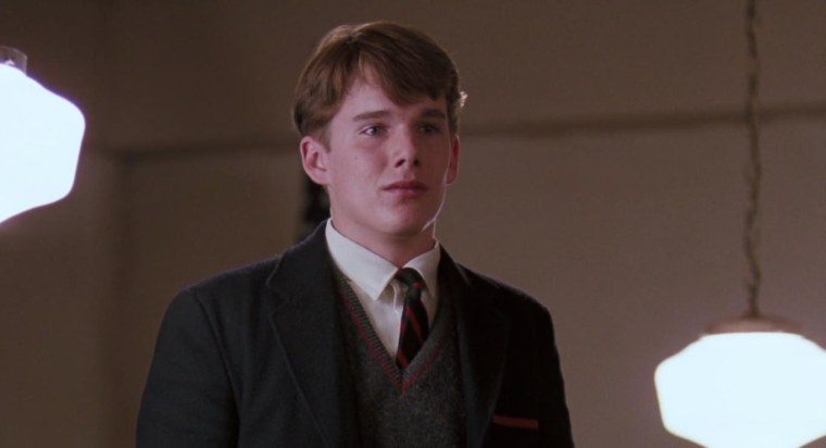 Мальчик с бумажным корабликом