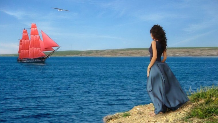 Моряк обнимает девушку