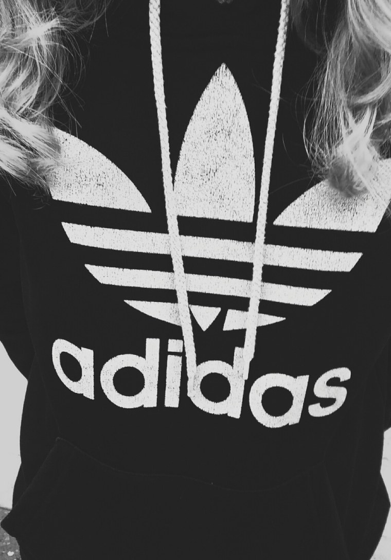 Девушка в адидасе