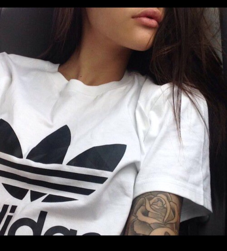 Девушка в адидасе с коричневыми волосами