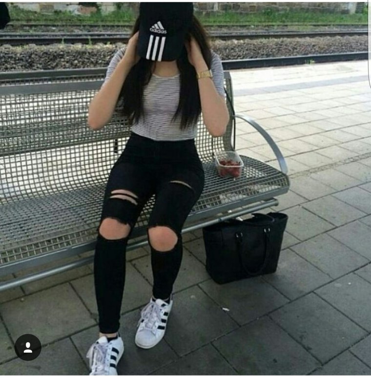 Девушки брюнетки в адидасе