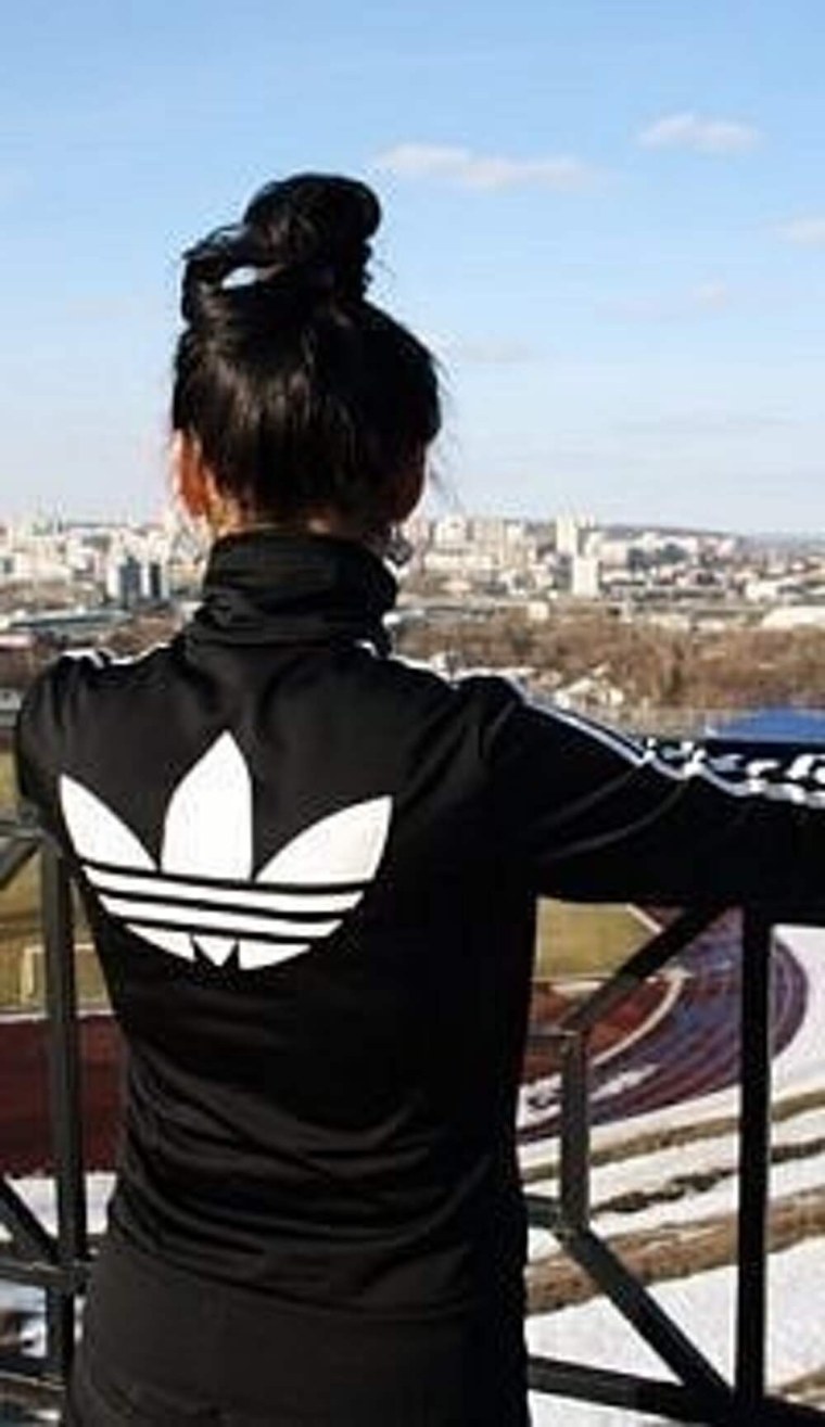 Девушки со спины в адидасе