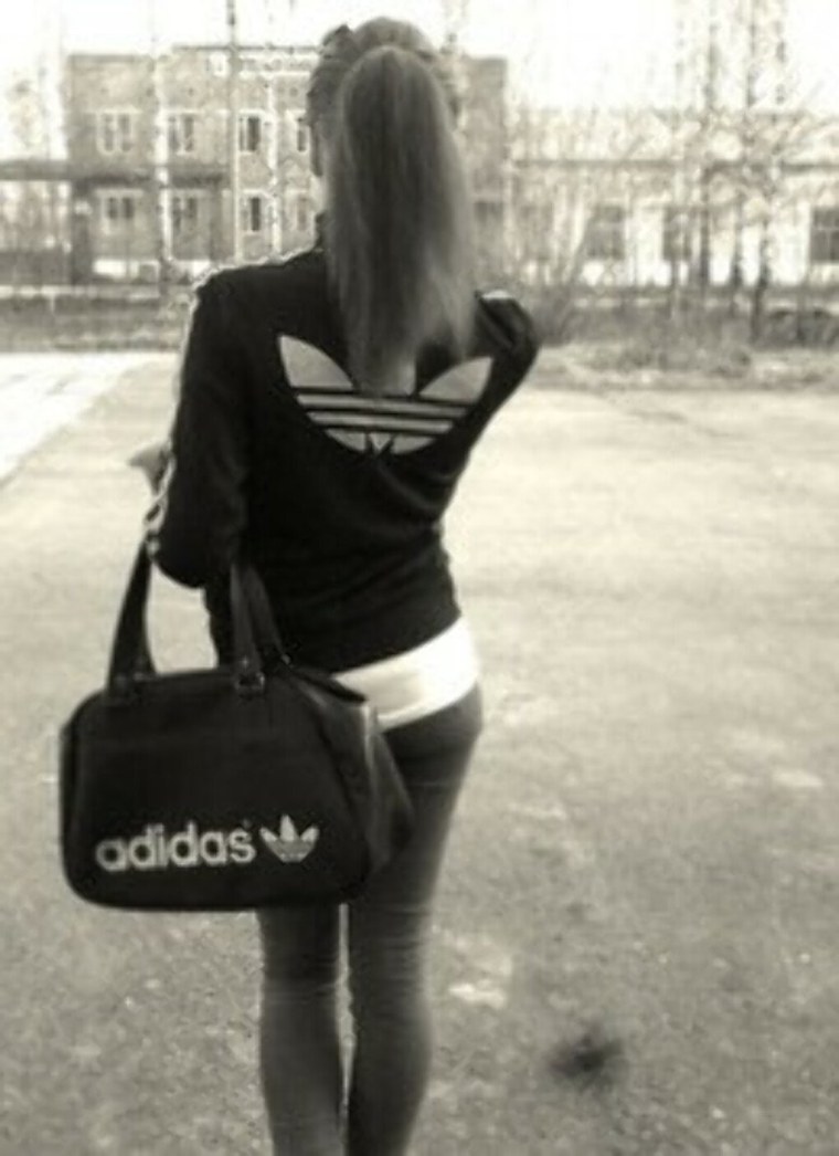 Фото красивых девушек со спины в адидасе