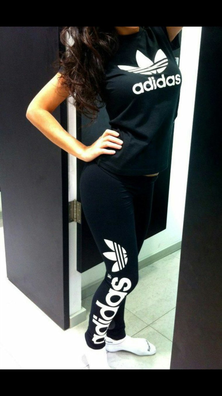 Девушка в костюме адидас