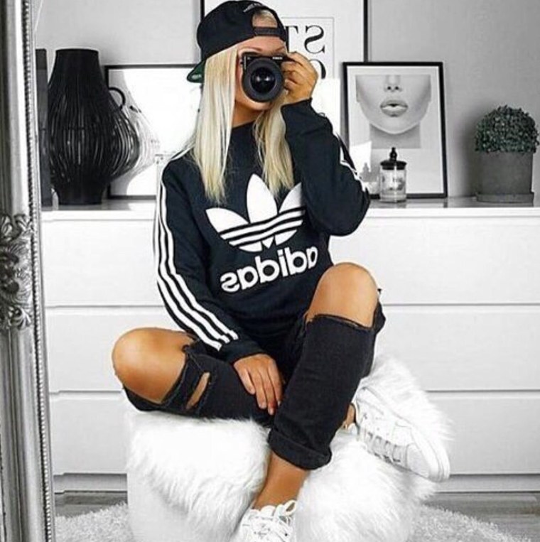 Блондинка в спортивном костюме