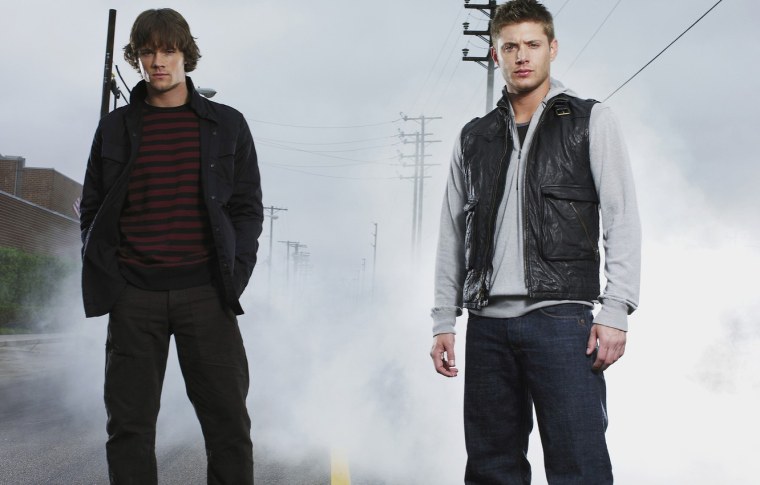 Сэм Винчестер в полный рост на белом фоне