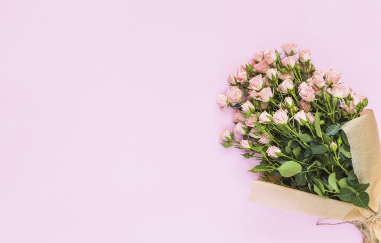 Цветы на столе сверху