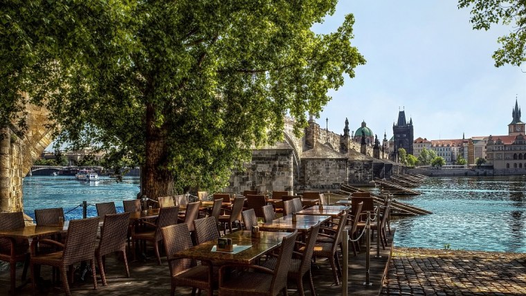 Чехия Вацлавская площадь весной