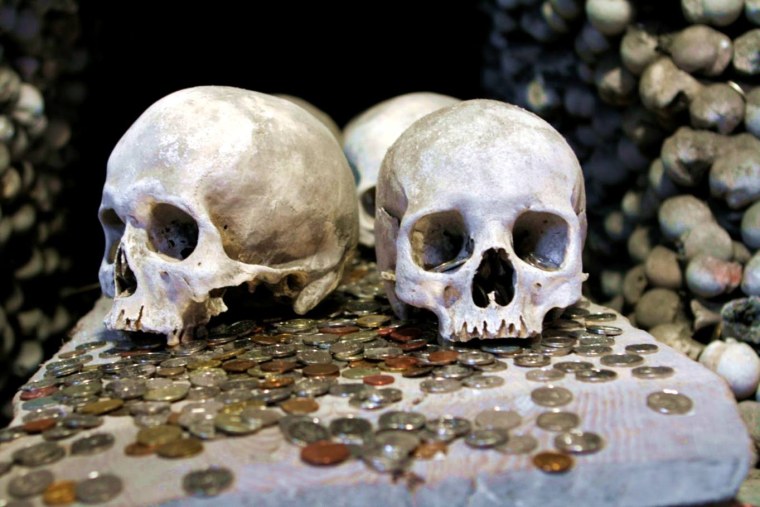 Череп с крестом