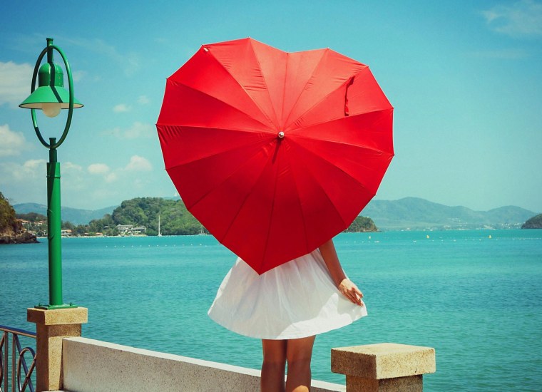 Девушка с зонтом сзади