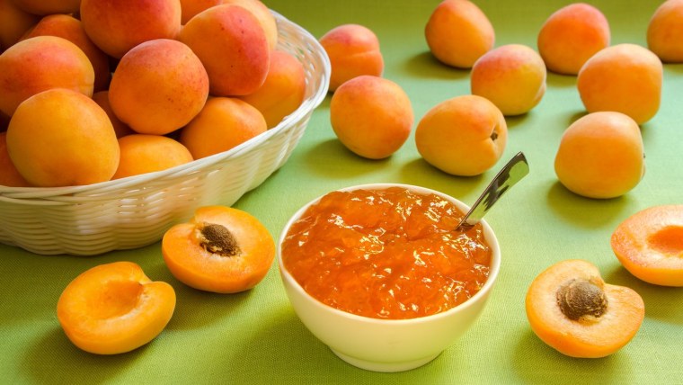 Абрикосы в тарелке