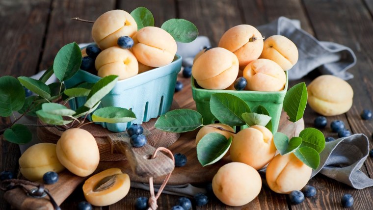 Персик в воде