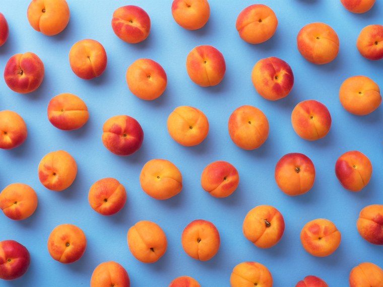 Персики много