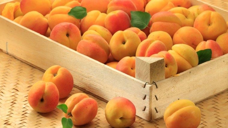 Абрикосы в ящике
