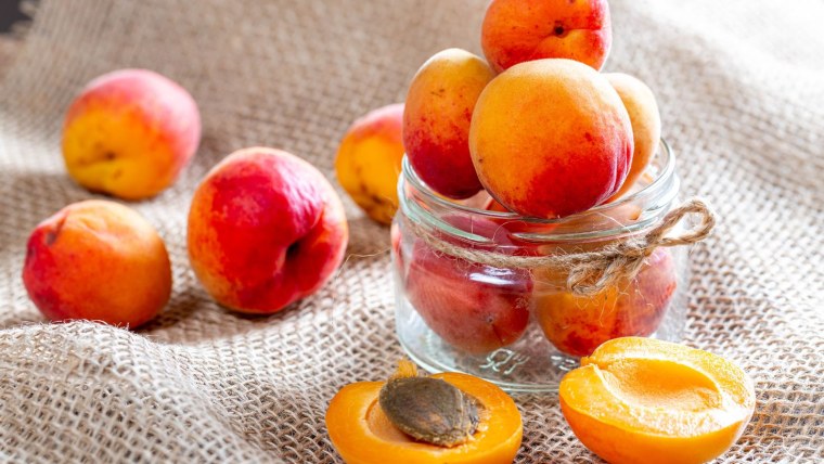 Персики на столе