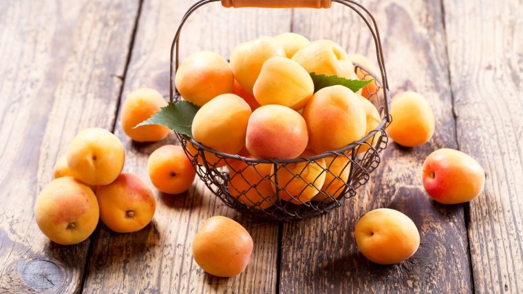 Абрикос с базиликом и мандарином