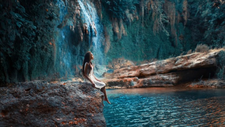 Девушка в пещере