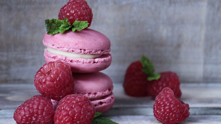 Макаруны малиновый