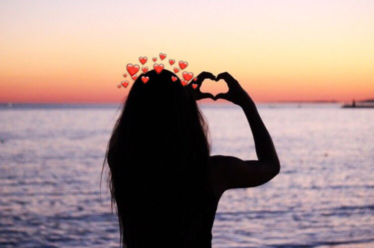 Девушка с темными волосами на закате