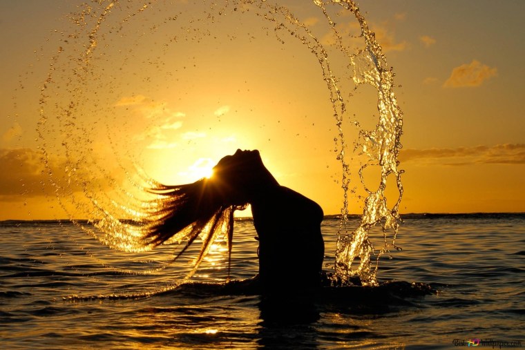 Девушка в воде на закате