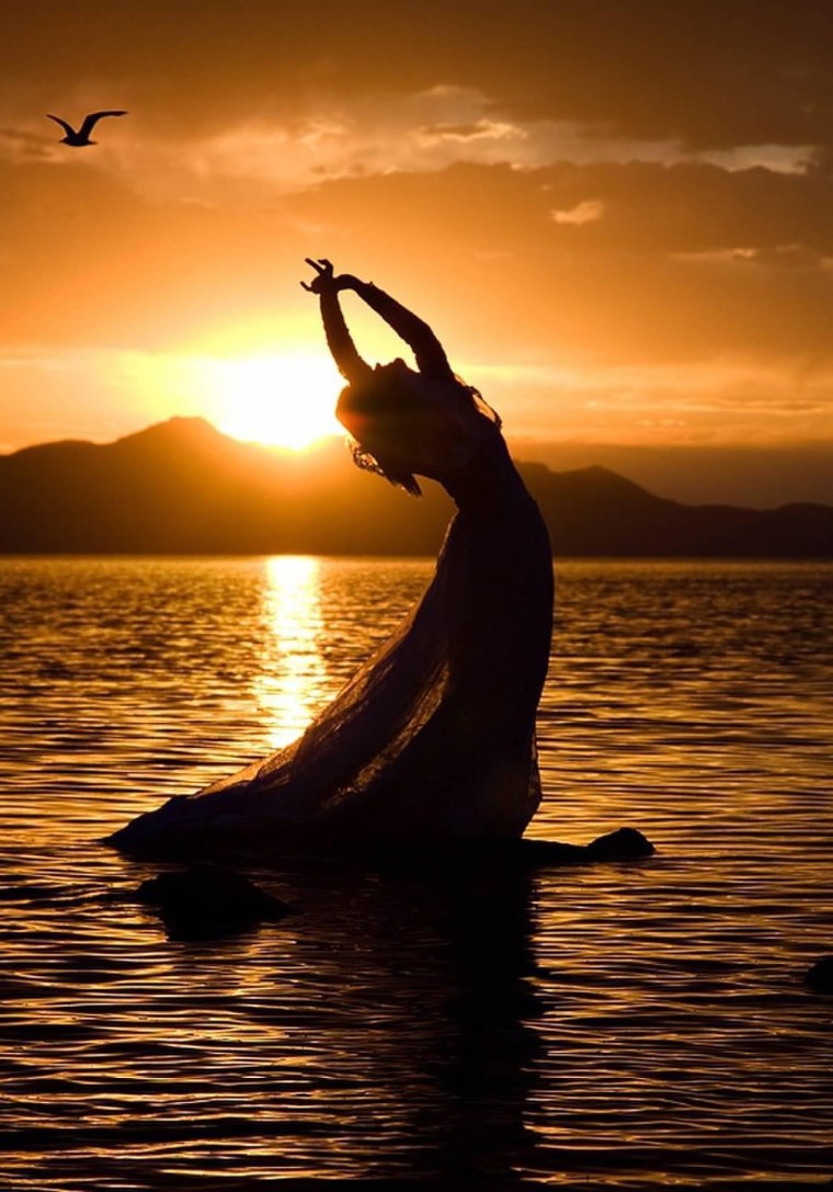 Танцующая на закате