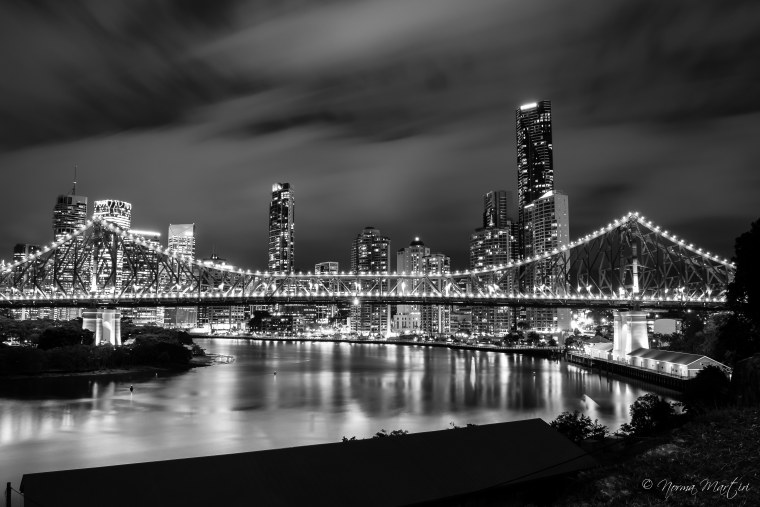 Бруклинский мост ночью чб