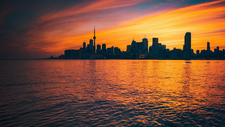 Красивый городской закат