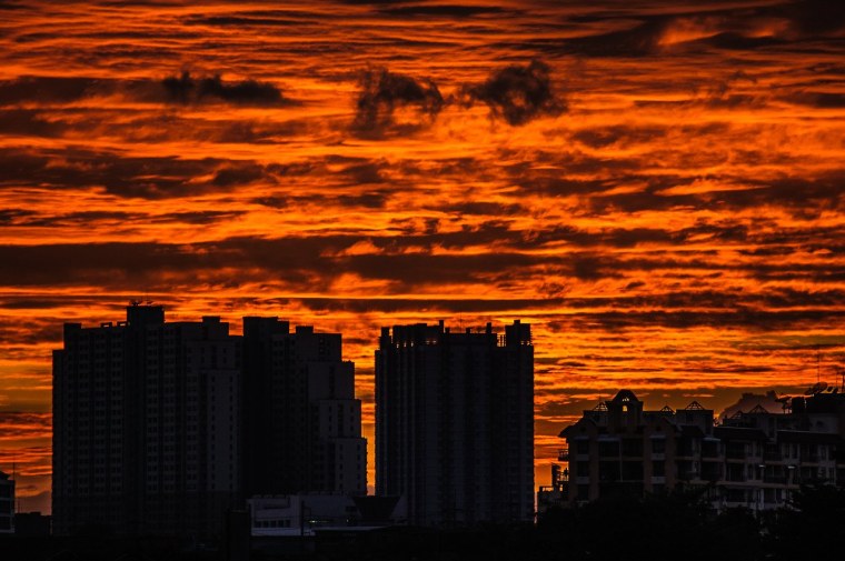 Силуэт деревни на закате