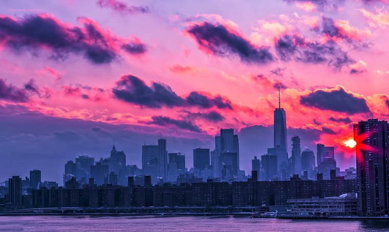 Красивый закат в городе