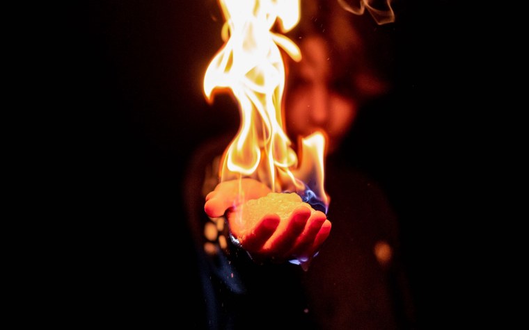 Цветок горит