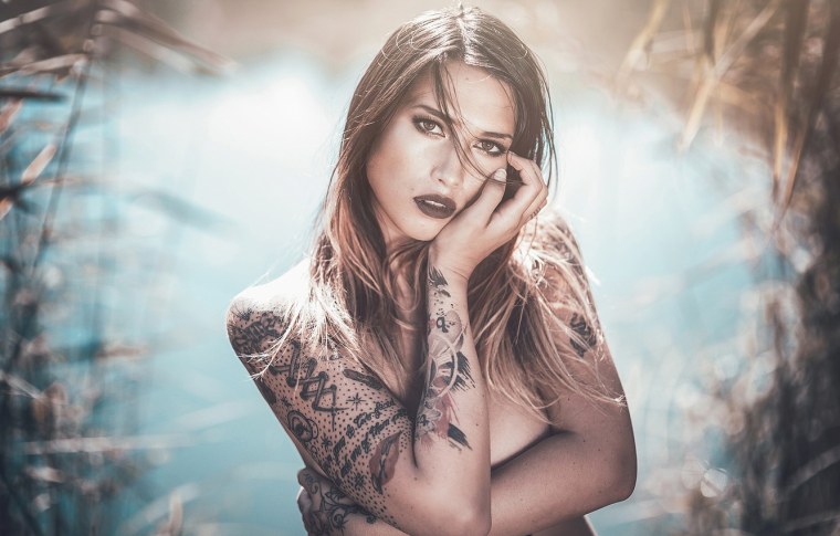 Татуированные девушки в постели