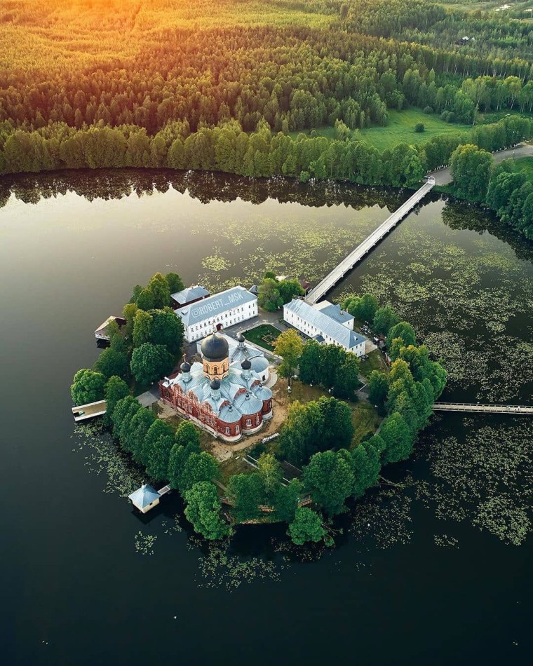 Свято-Введенский островной монастырь