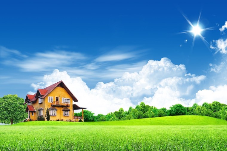 Загородный дом на фоне неба