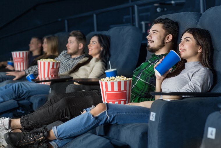 Смеющийся зрители в кинотеатре