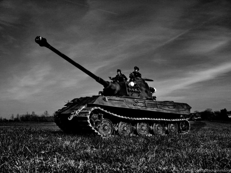 Танк в черно белом цвете