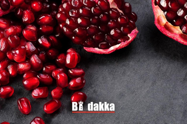 Зерна граната на черном фоне