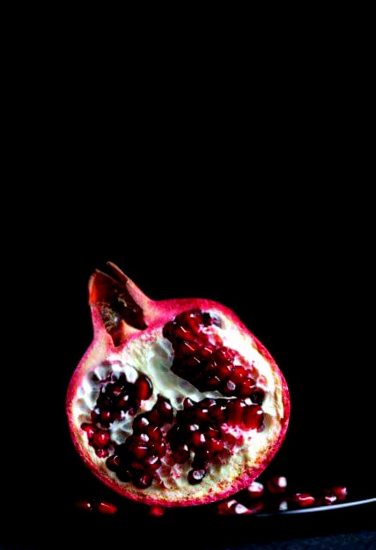 Фрукты на темном фоне