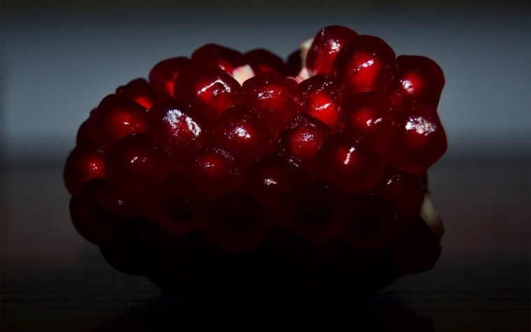 Гранат на черном фоне