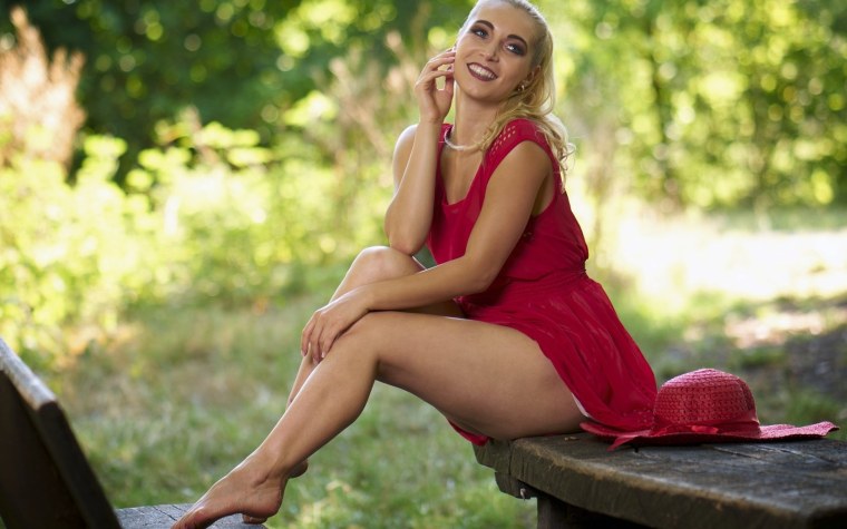 Присела в коротком платье