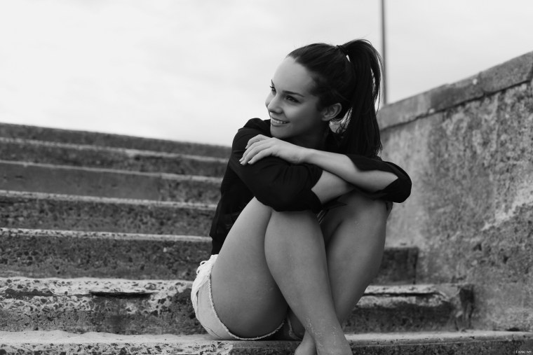 Девушка сидит на корточках